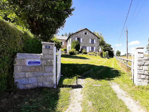Maison de vacances avec terrasse aménagée, barbecue fixe et terrain ombragé.