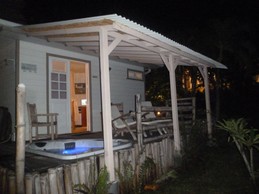 un jacuzzi la nuit