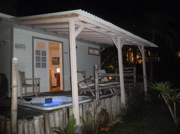 un jacuzzi la nuit