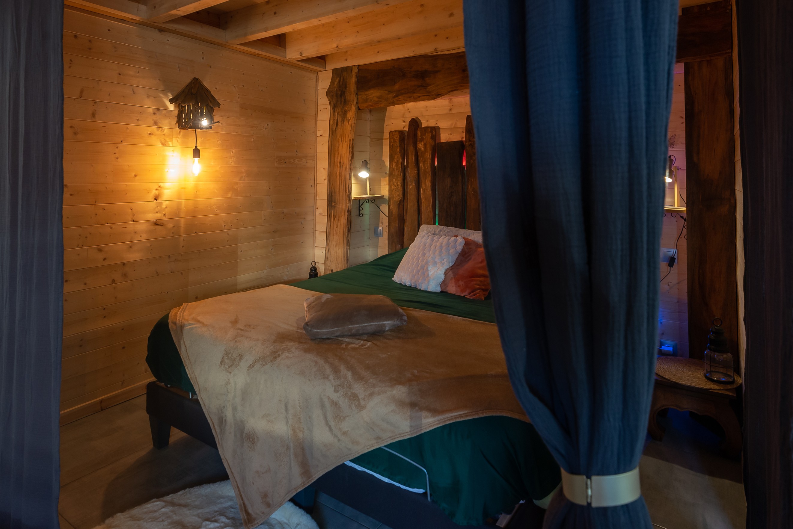 A bed with 2 electric 90 cm mattresses to create a comfortable king-size bed