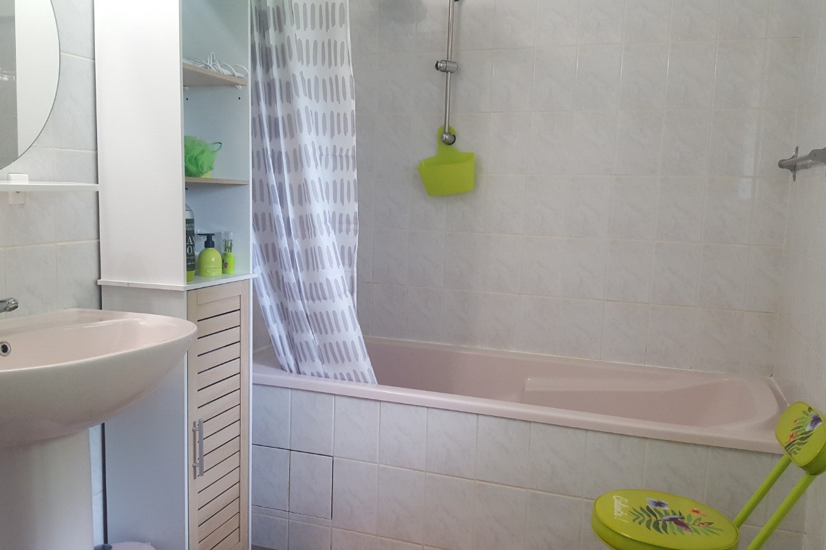 Maison, location Clévacances Bourbriac (Côtes d'Armor, Bretagne) - Salle de bain au RDC avec baignoire, lavabo et WC