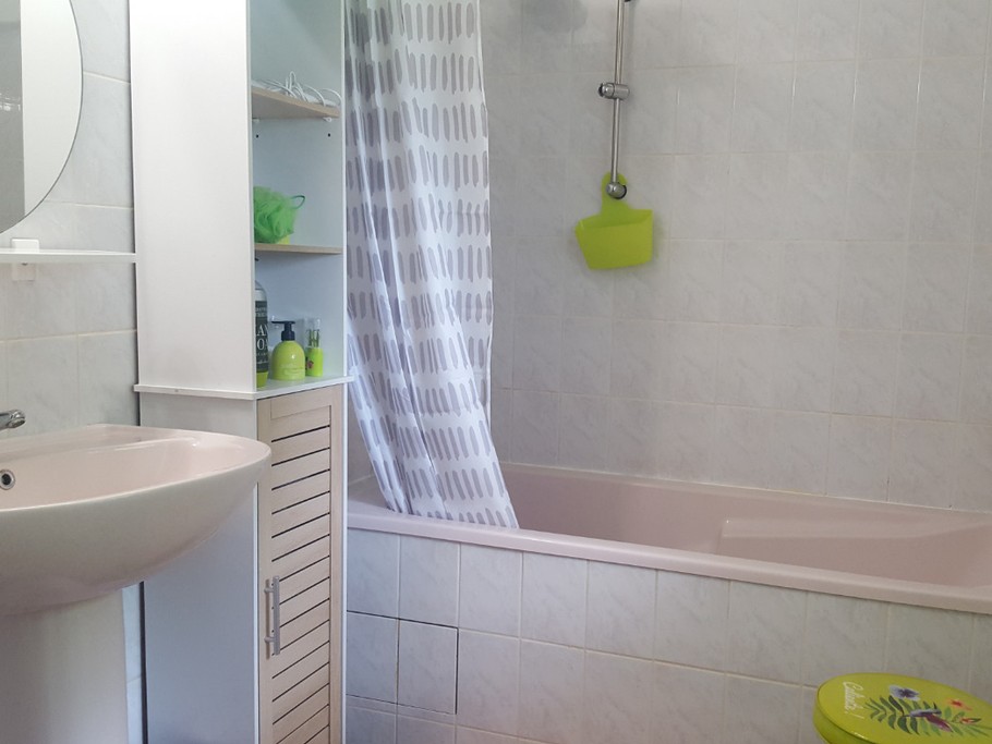 Maison, location Clévacances Bourbriac (Côtes d'Armor, Bretagne) - Salle de bain au RDC avec baignoire, lavabo et WC