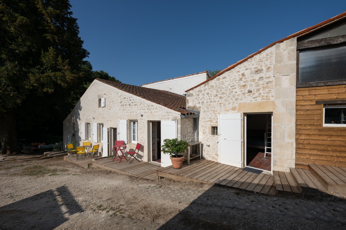 Saintongaise gîtes, domaine Les Côteaux de Pilauzin, près du Château de La Roche Courbon en Charente maritime