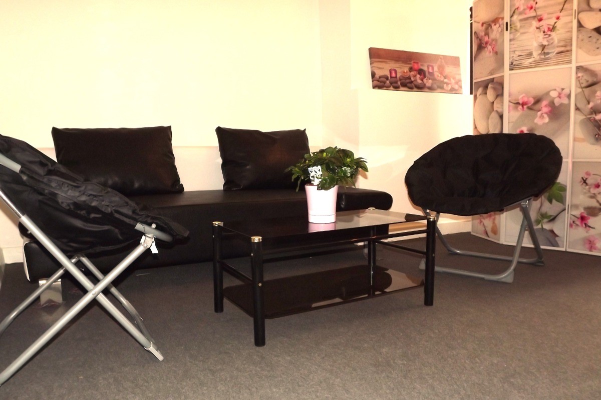 Espace salon chambre spacieuse lit baldinquin Gîte SAINT MARTIN Prudhomat 46130 dans le LOT