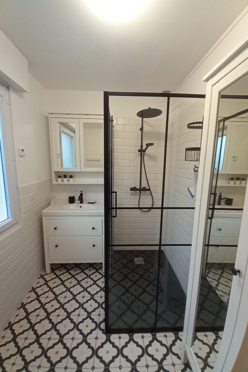 Salle de douche côté rue