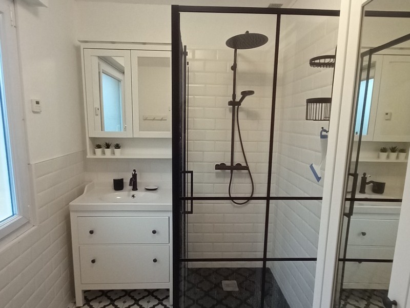 Salle de douche côté rue