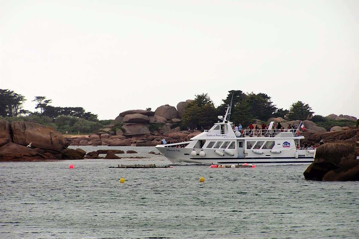 la côte de granit rose vue de la mer