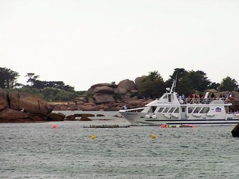 la côte de granit rose vue de la mer