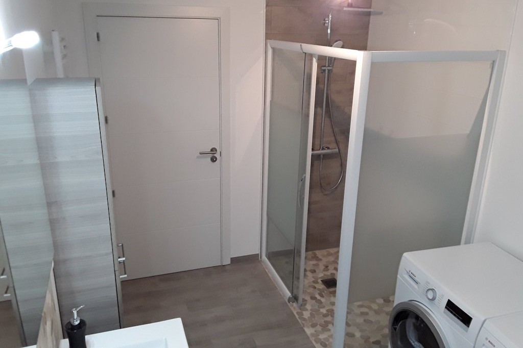 salle de bain Douche italienne - lave linge - sèche linge - étendoir