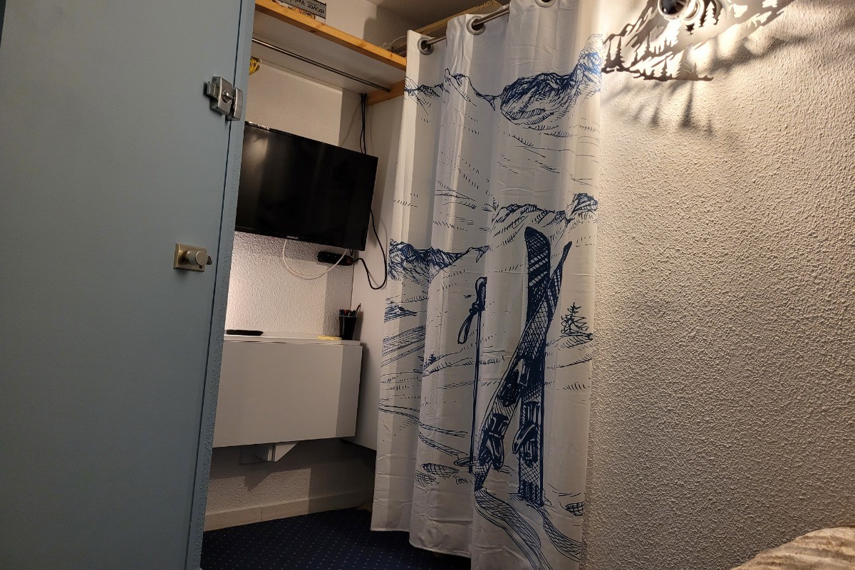 Téléphérique du Bonheur, le coin chambre - TV - bureau dans l'entrée avec espace bureau