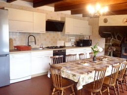 séjour cuisine équipée avec poêle à bois