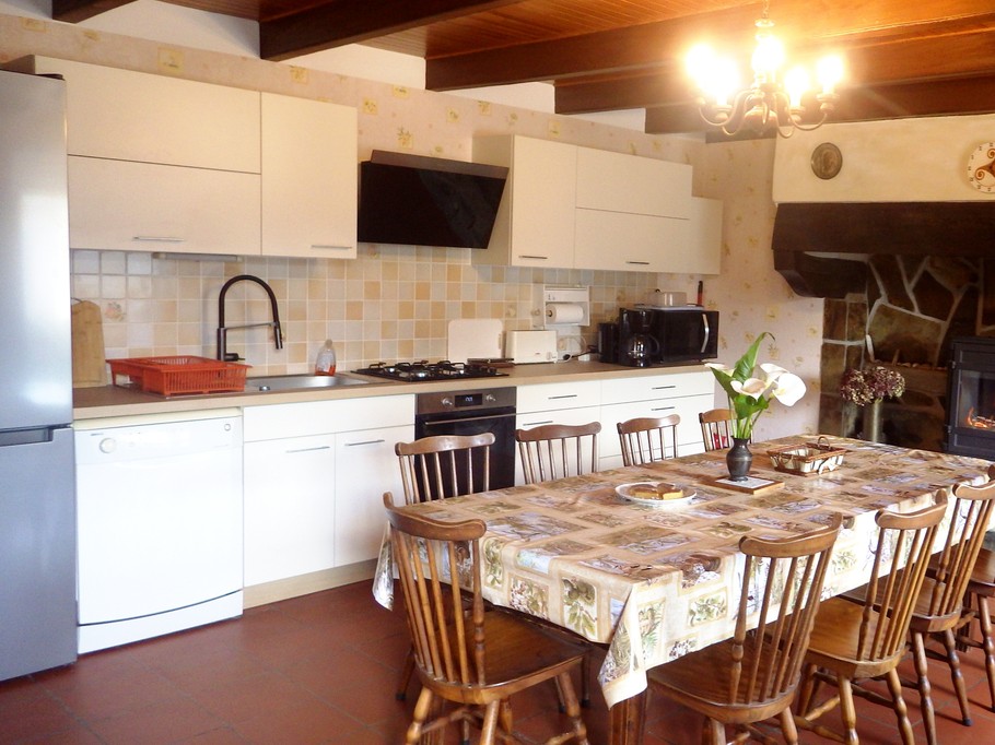 séjour cuisine équipée avec poêle à bois