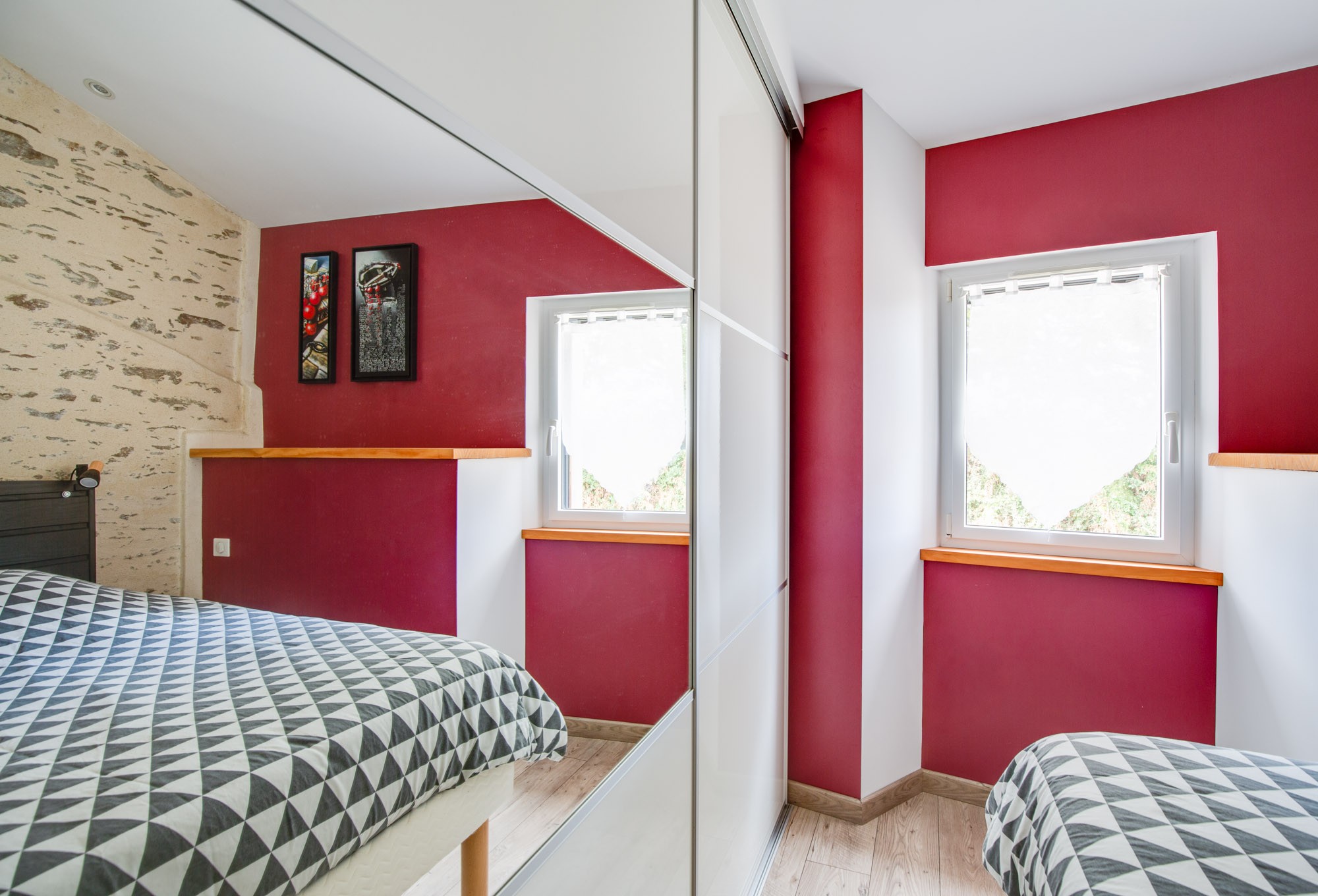 Chambre avec lit queen size et écran plat.