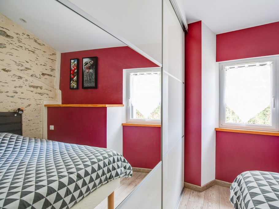 Chambre avec lit queen size et écran plat.
