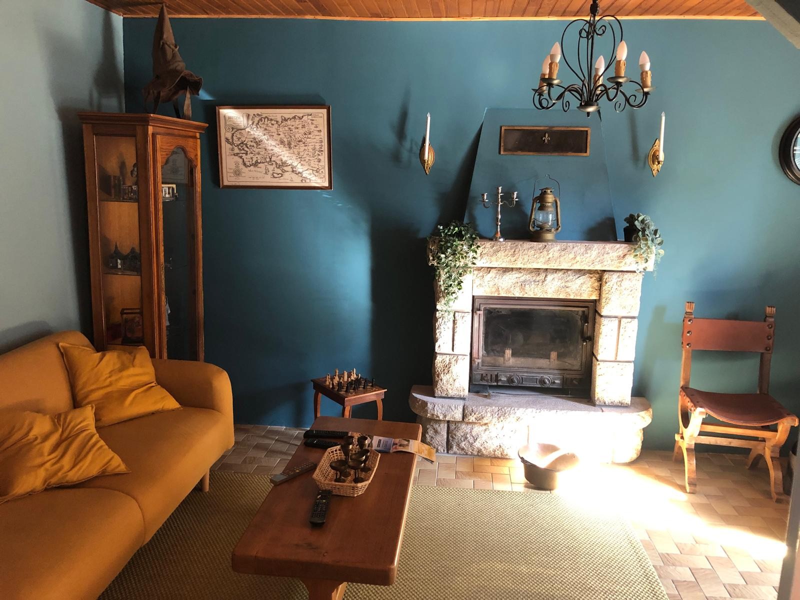 Salon magique qui évolue continuellement au grès des nouvelles trouvailles
Entièrement équipée avec TV Connectée, lecteur DVD, radio USB