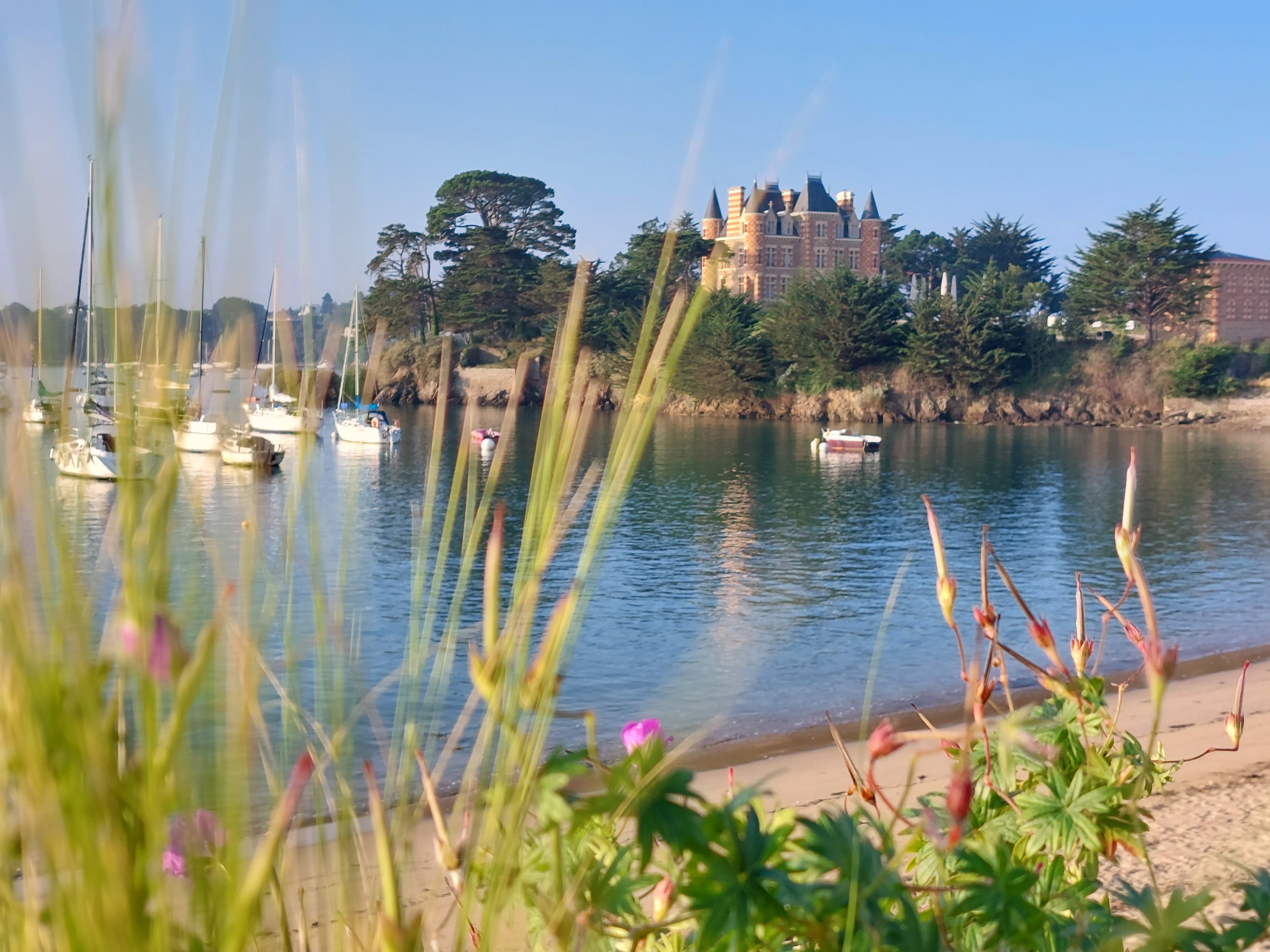 Plage du béchet et Chateau du Nessay à 2 mns à pied de l'appartement