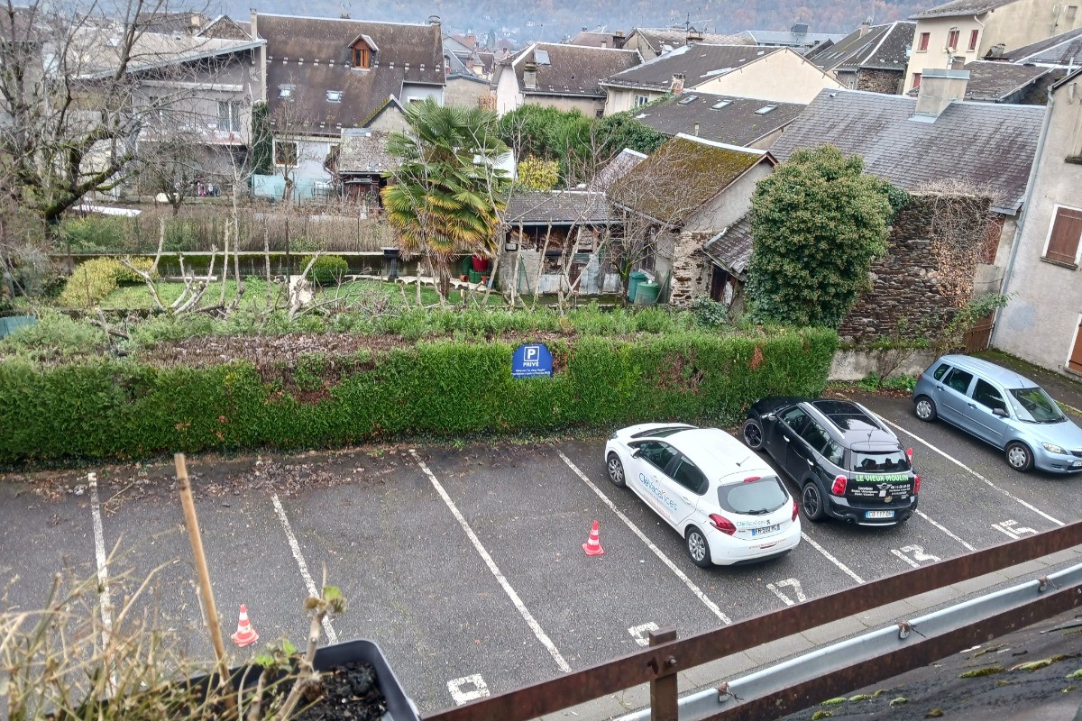 Place de parking au pied de la résidence