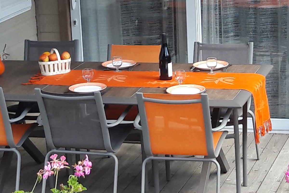Salon de jardin sur terrasse couverte.