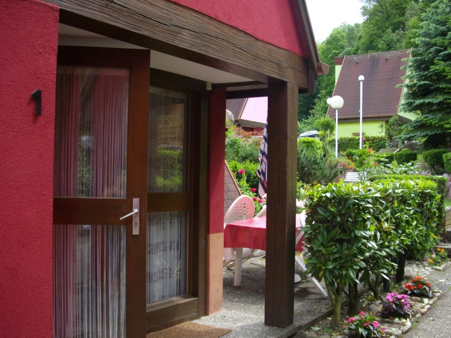 Entrée du pavillon et la terrasse à côté du pavillon