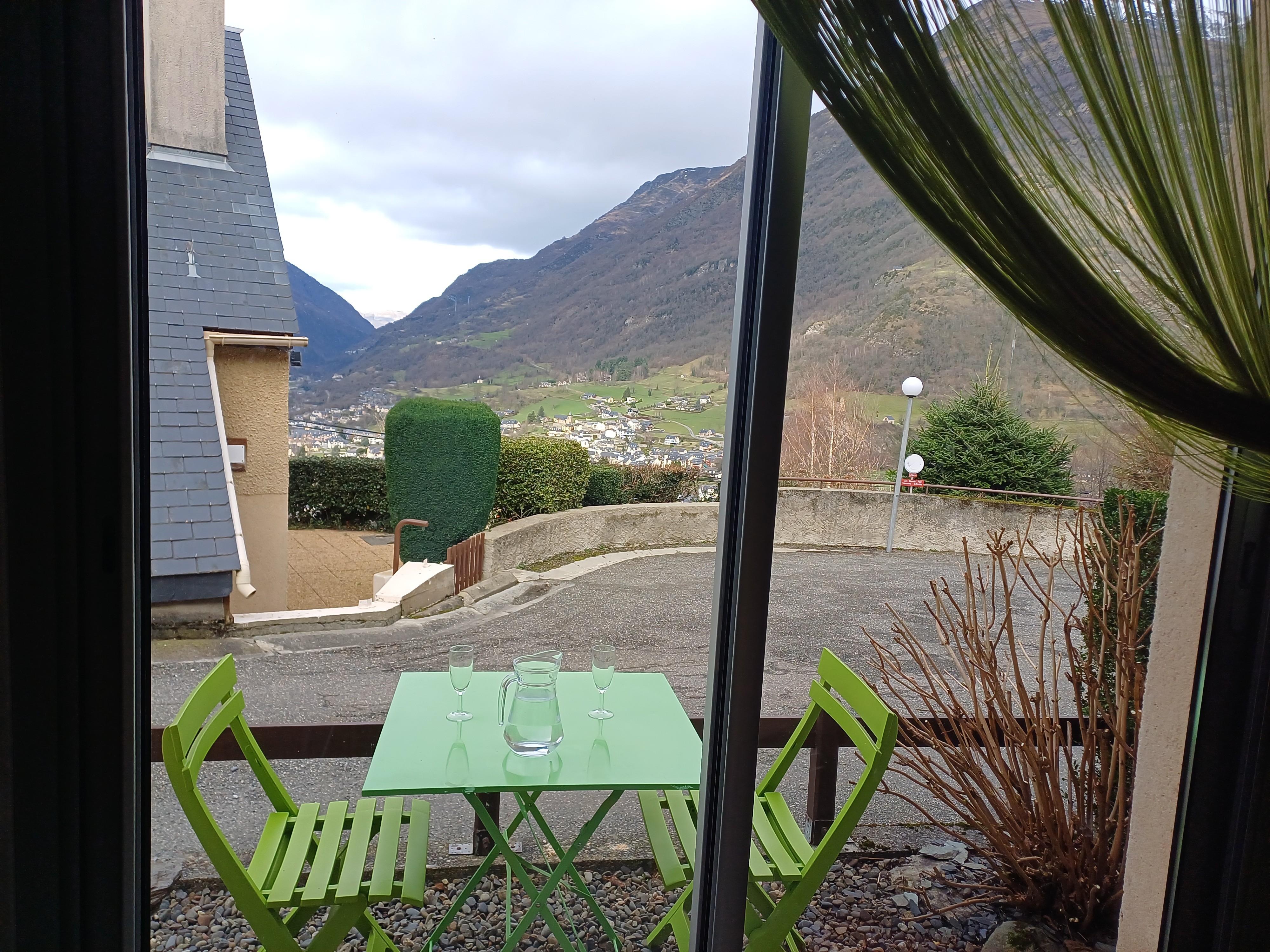 Table avec chaise devant la baie vitrée du séjour