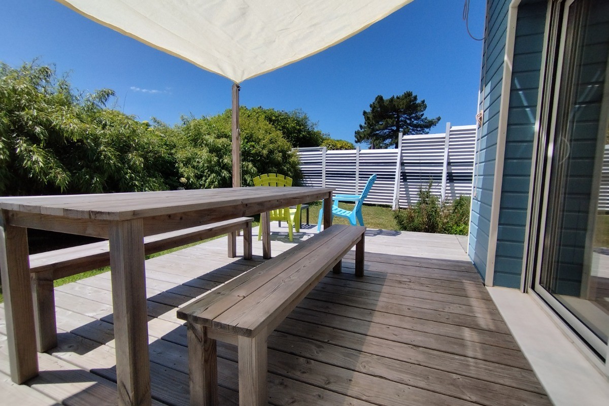 Terrasse en bois avec sa voile d'ombrage