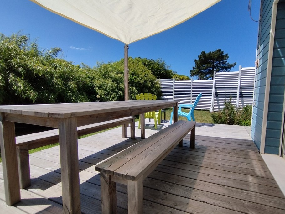 Terrasse en bois avec sa voile d'ombrage