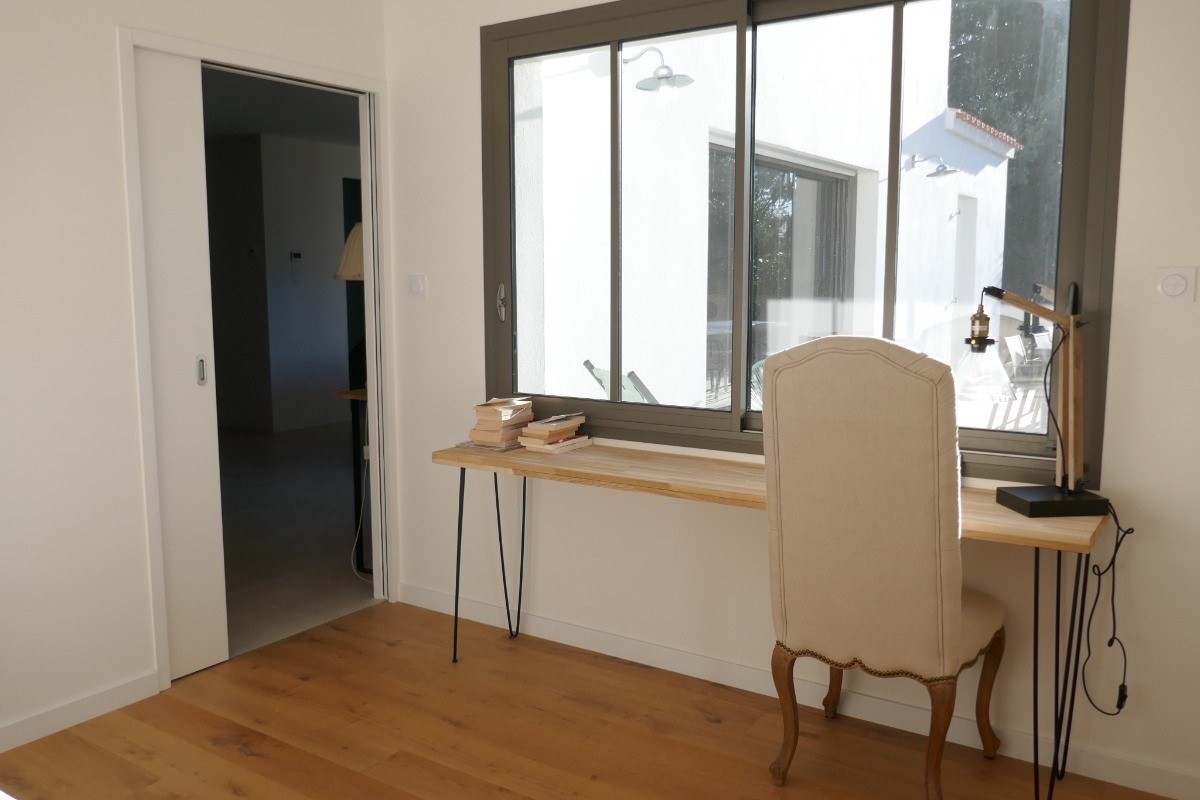 Pièce traversante avec un canapé convertible en 160