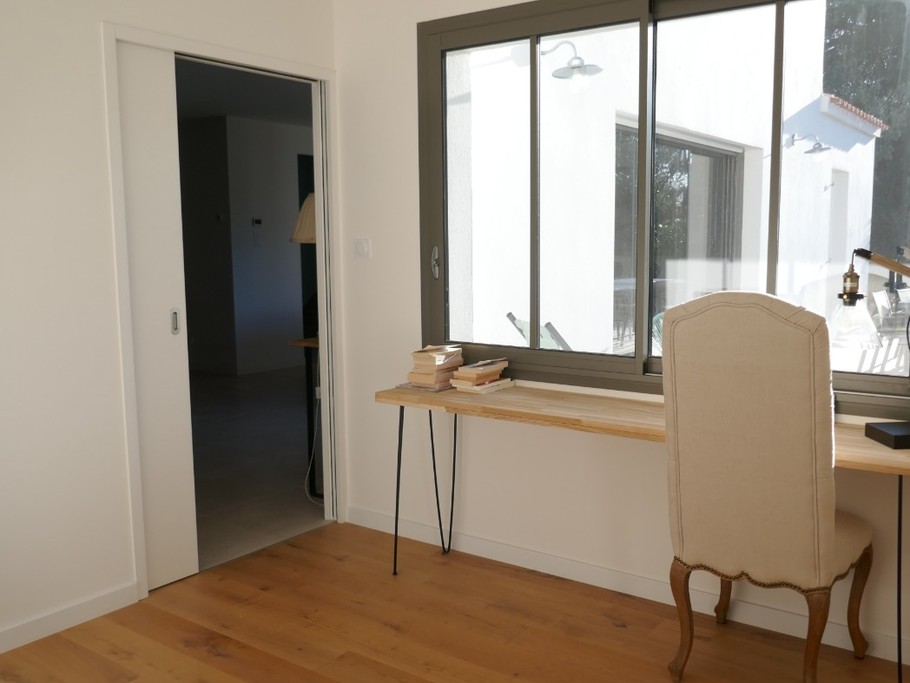 Pièce traversante avec un canapé convertible en 160