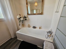 salle de bain avec vasque sur meuble au rez de chaussée, et peignoirs