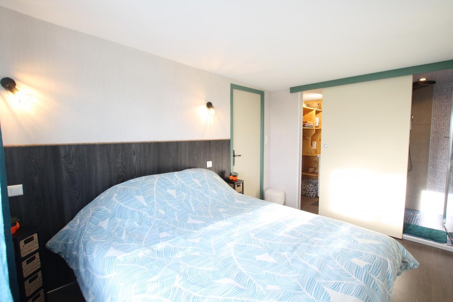 Chambre et Salle d'eau au fond
