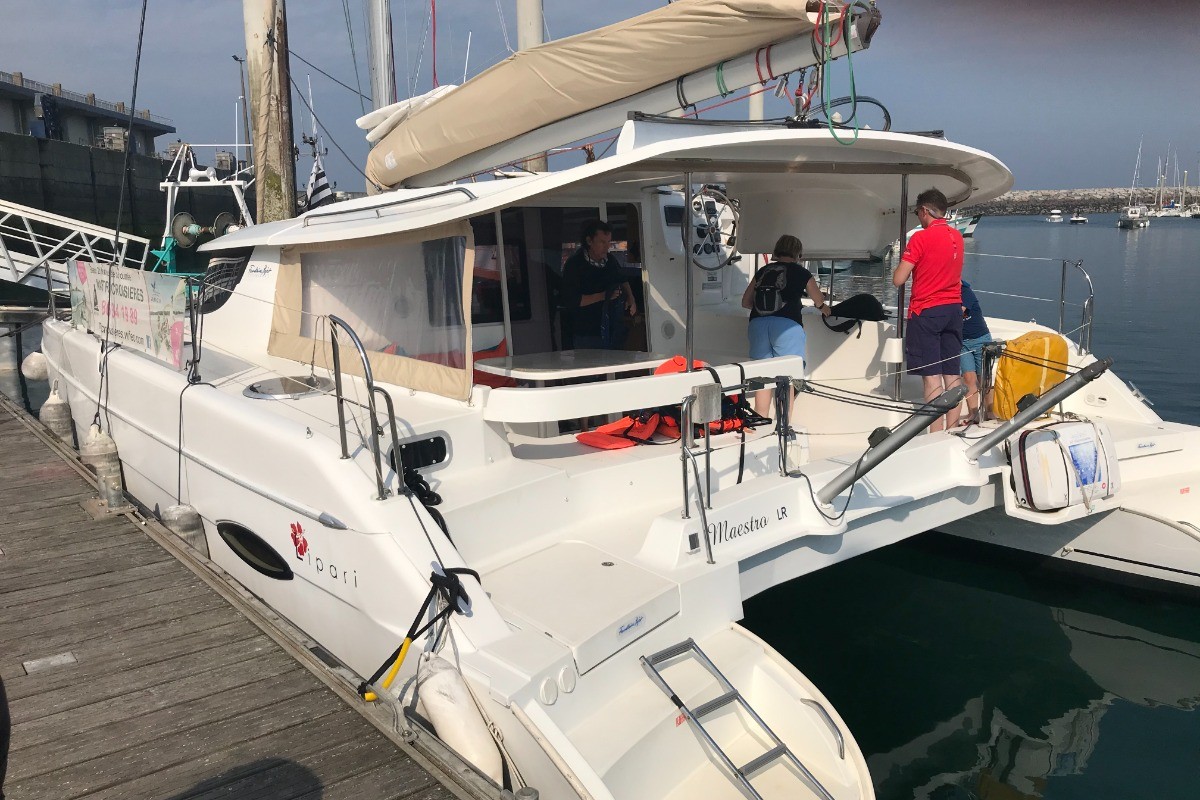 Ballade en mer en catamaran (sur résa.)- Apt. de charme 2 pers, vue mer - Plage des Rosaires à PLERIN - COTES D'ARMOR ( BRETAGNE )