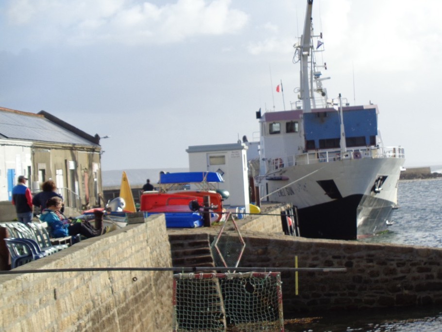 bateau à quai à Sein