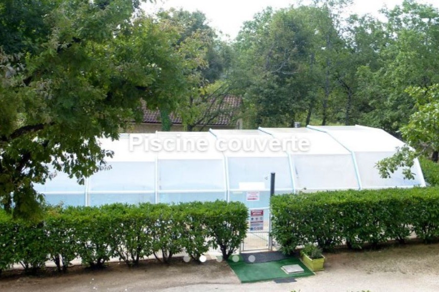 Piscine couverte et chauffée Village de Gîtes Les Collines d'Eyvigues 24580 Salignac Eyvigues Clévacances