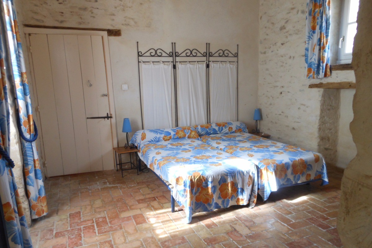une chambre au rez de chaussée