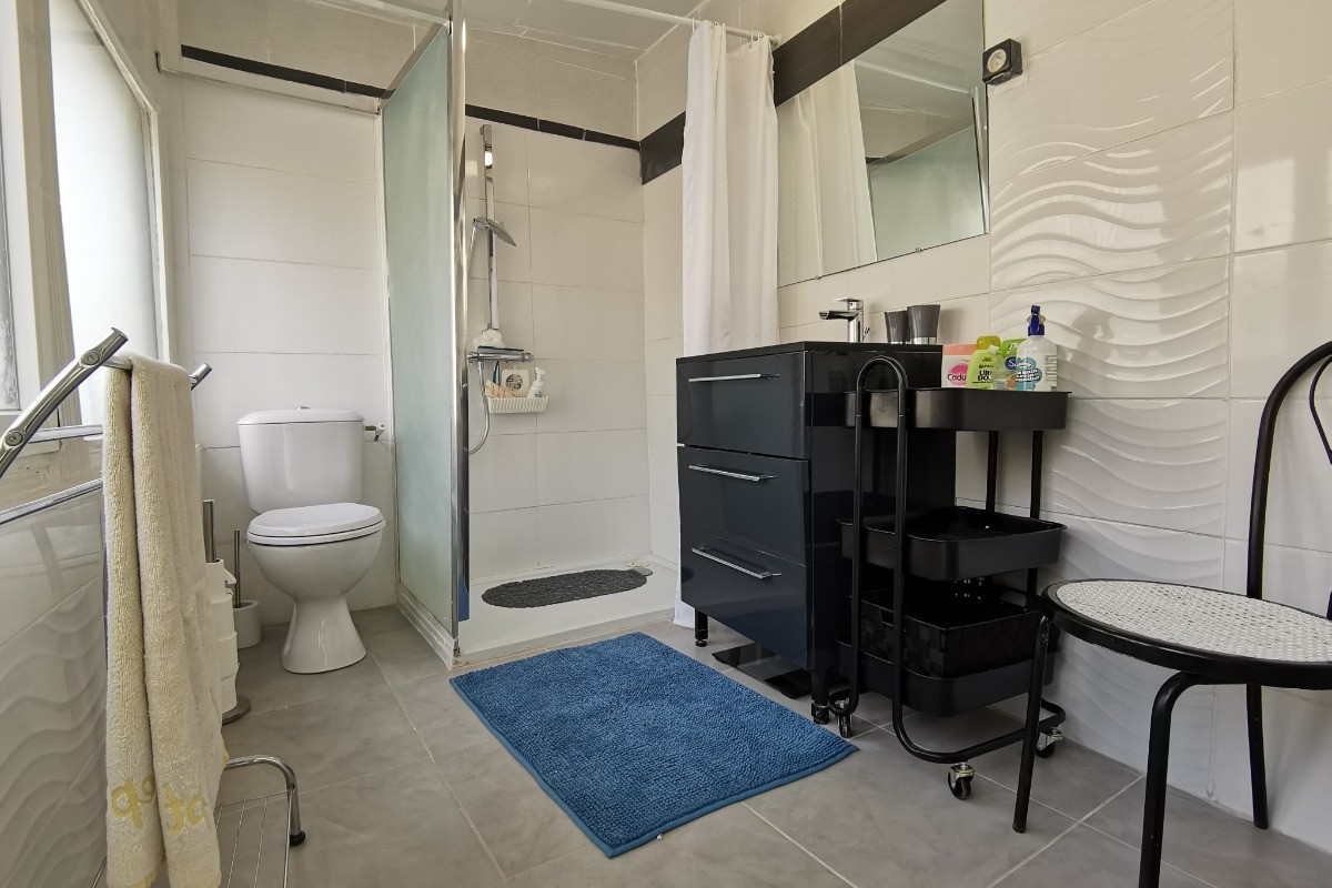 Etage:  Salle d'eau avec WC