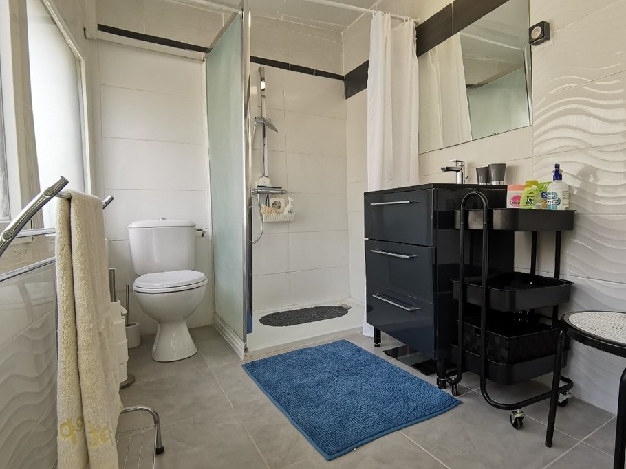 Etage: Salle d'eau avec WC