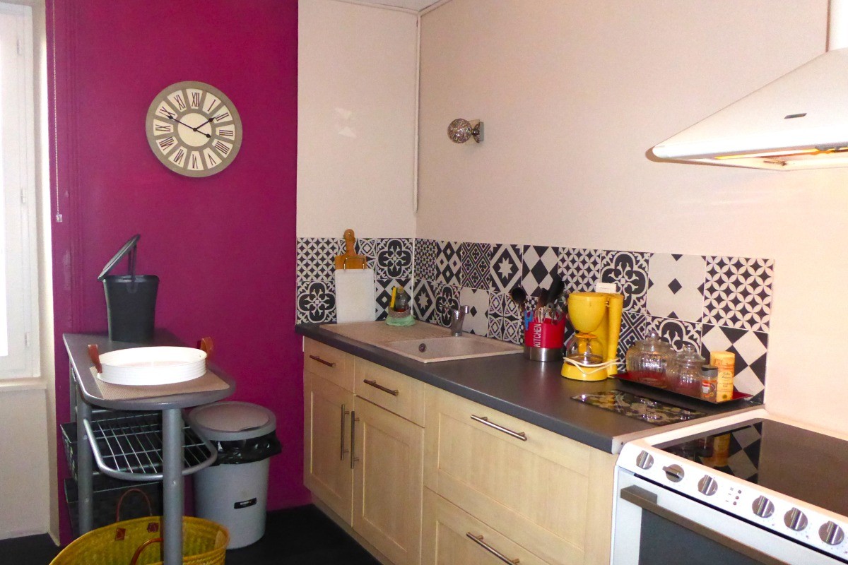 Fully-equipped self-contained kitchen (dishwasher, oven, ceramic hob, appliances, plenty of high-quality crockery, etc.).