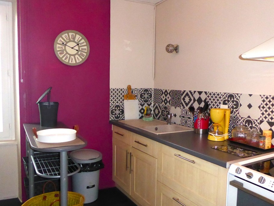 Fully-equipped self-contained kitchen (dishwasher, oven, ceramic hob, appliances, plenty of high-quality crockery, etc.).