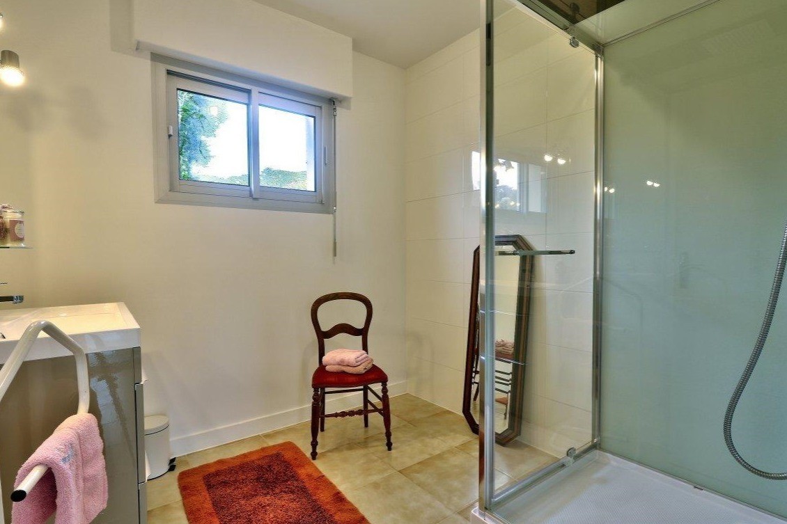 Salle d'eau avec douche à l'italienne
