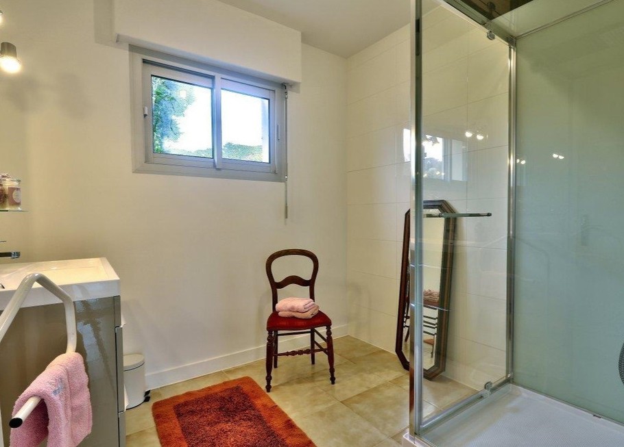 Salle d'eau avec douche à l'italienne