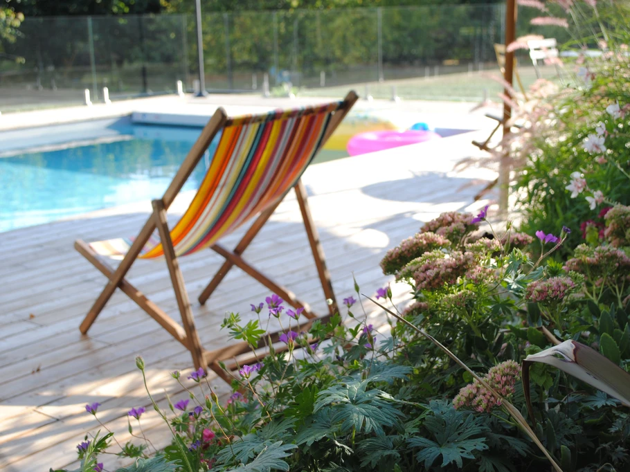 Piscine partagée avec le gîte 6 personnes.