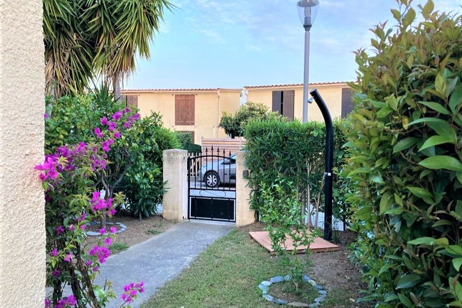 La douche solaire dans le jardin avec réglage de la température, idéale au retour de la plage.