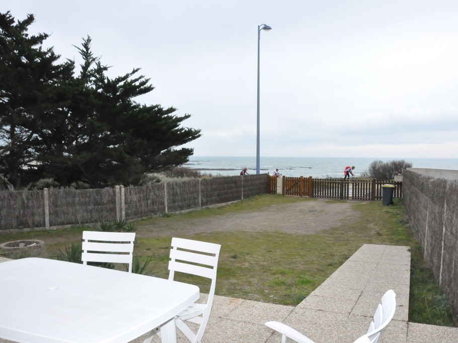 Terrasse et cour fermée face à la mer