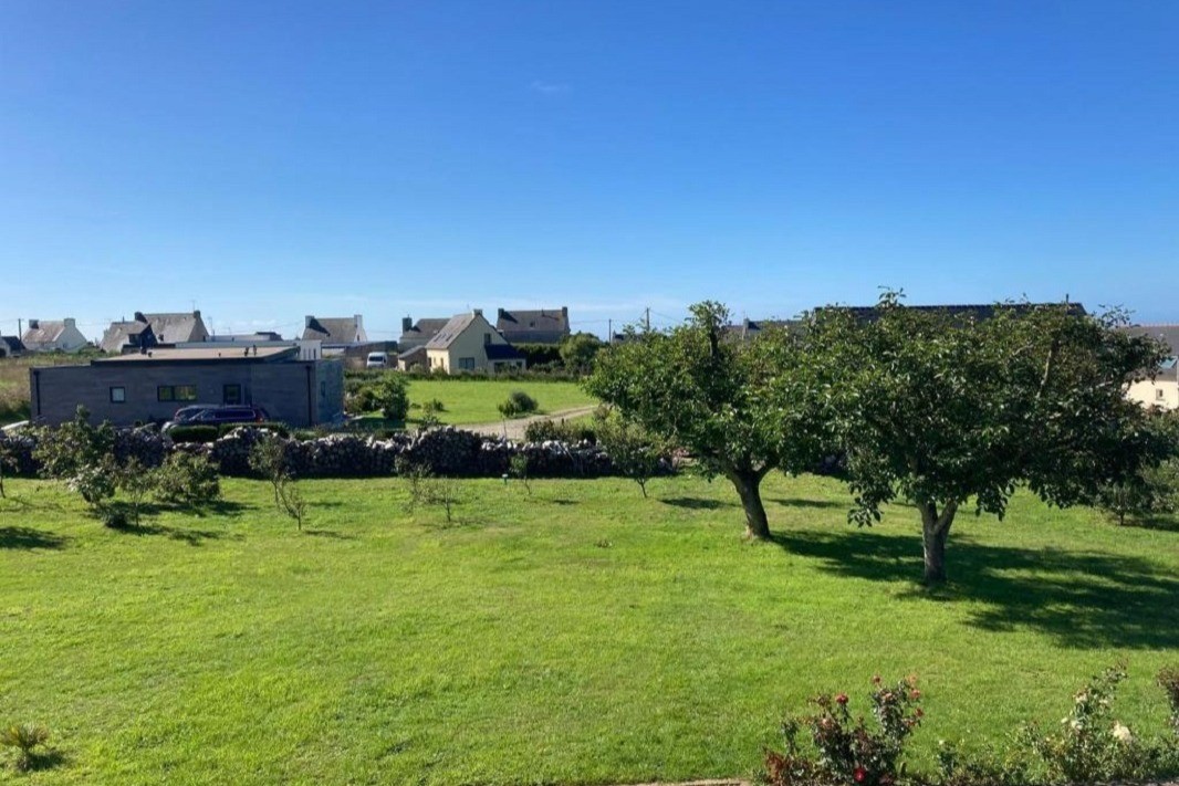 Vue sur le grand jardin de la maison d'hôtes