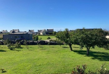 Vue sur le grand jardin de la maison d'hôtes