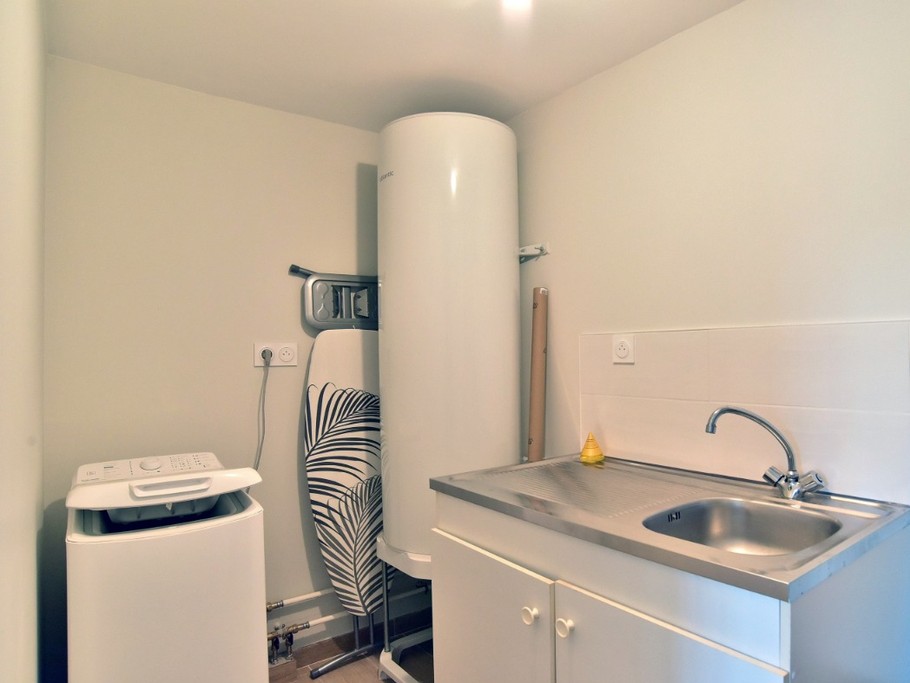 Buanderie avec point d'eau (idéal pour un retour de pêche ou pêche à pied !), lave-linge, table et fer à repasser et tout le nécessaire de ménage. M. RENARD / My Photo Agency