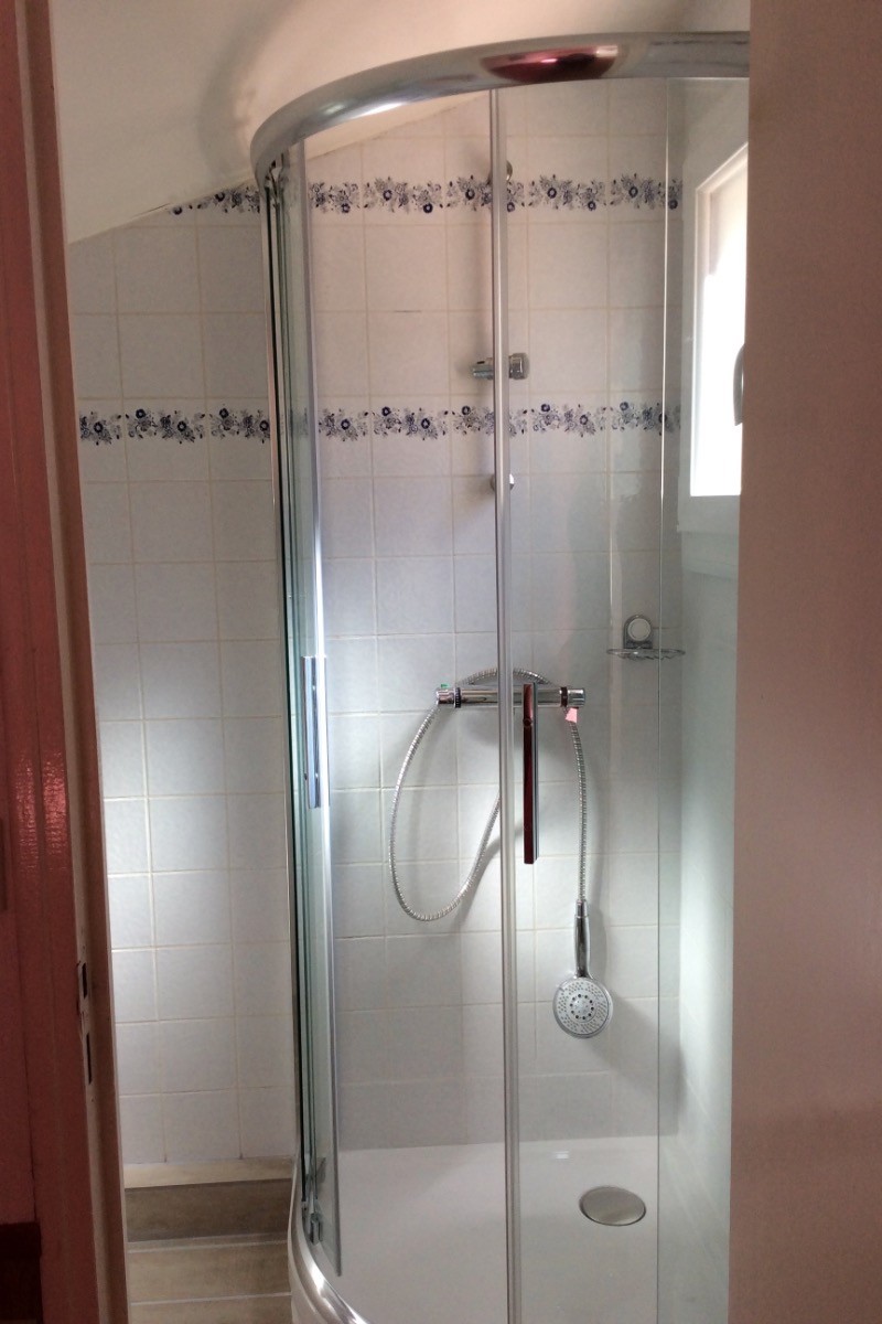 cabine de douche de la  chambre à l'étage
