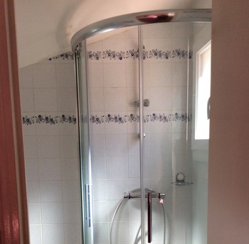 cabine de douche de la  chambre à l'étage