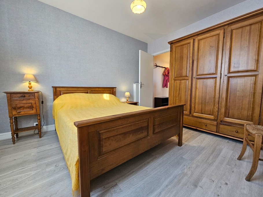 Chambre 2 personnes (lit 140x190 cm) avec armoire