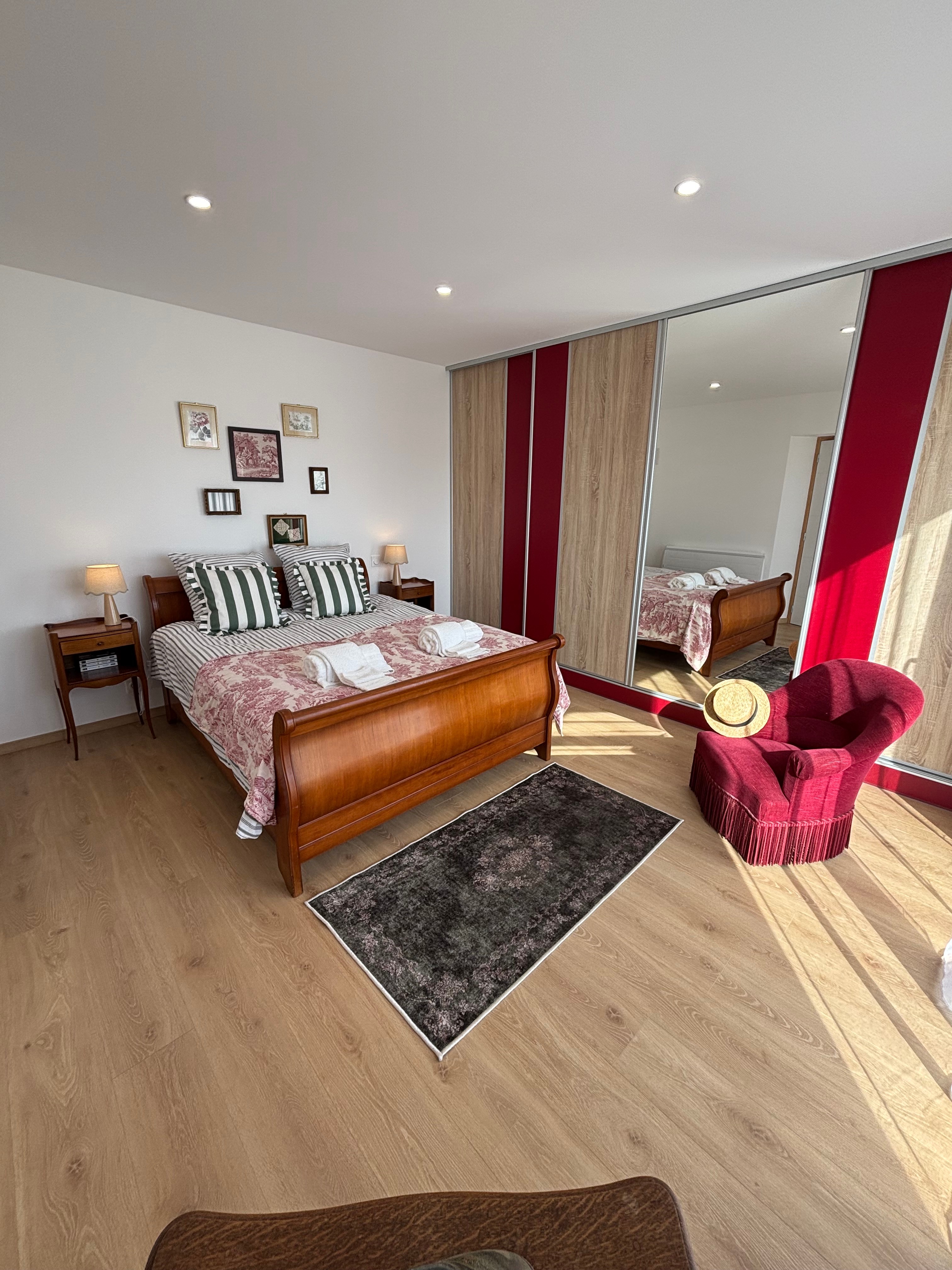 Ground floor bedroom, bed 160
